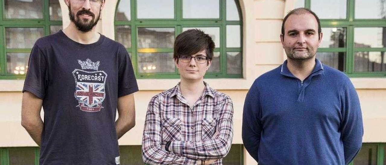 Por la izquierda, Cristian González, María Hernández y Vicente García, ante la Escuela de Informática de Oviedo, ayer.