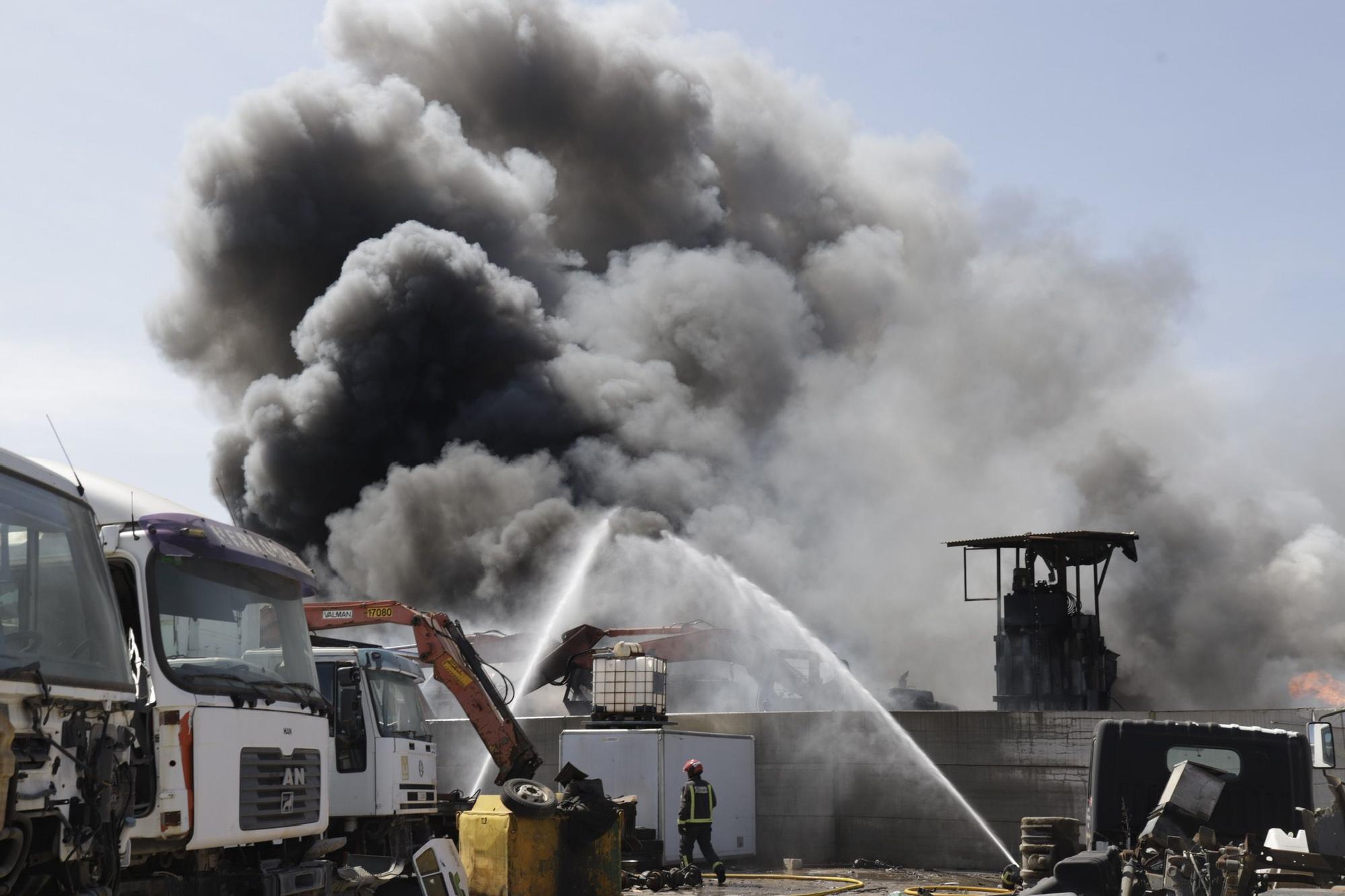 Imágenes del incendio de un desguace en Los Asperones