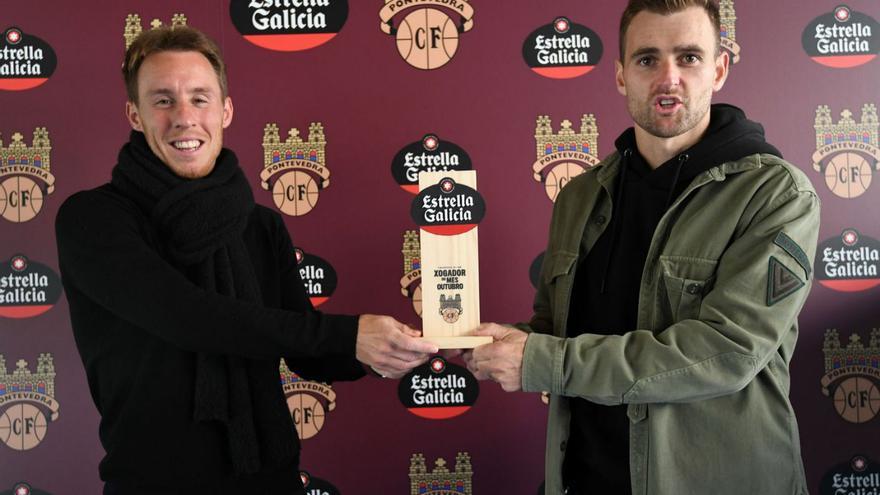Yelko Pino y Álex González recogieron ayer el premio a los mejores jugadores de octubre. | // G. SANTOS