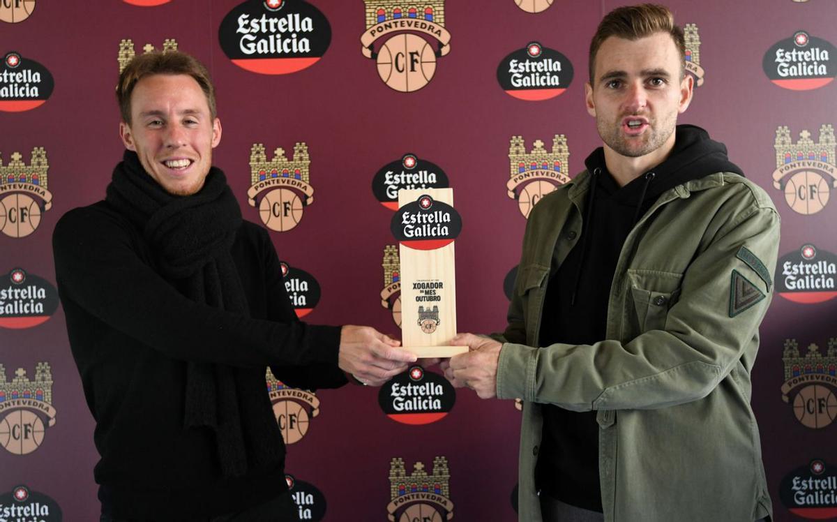 Yelko Pino y Álex González recogieron ayer el premio a los mejores jugadores de octubre. |  // G. SANTOS