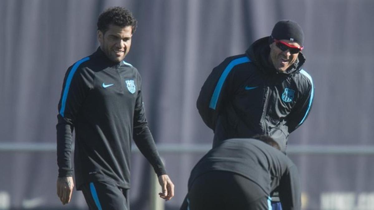 El futbolista azulgrana Dani Alves junto a Luis Enrique, durante el entrenamiento previo al partido ante el Roma