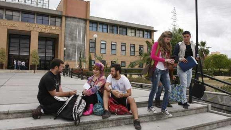 Estudiantes de la Universidad de Málaga, en un receso frente a la facultad de Psicología y Educación.