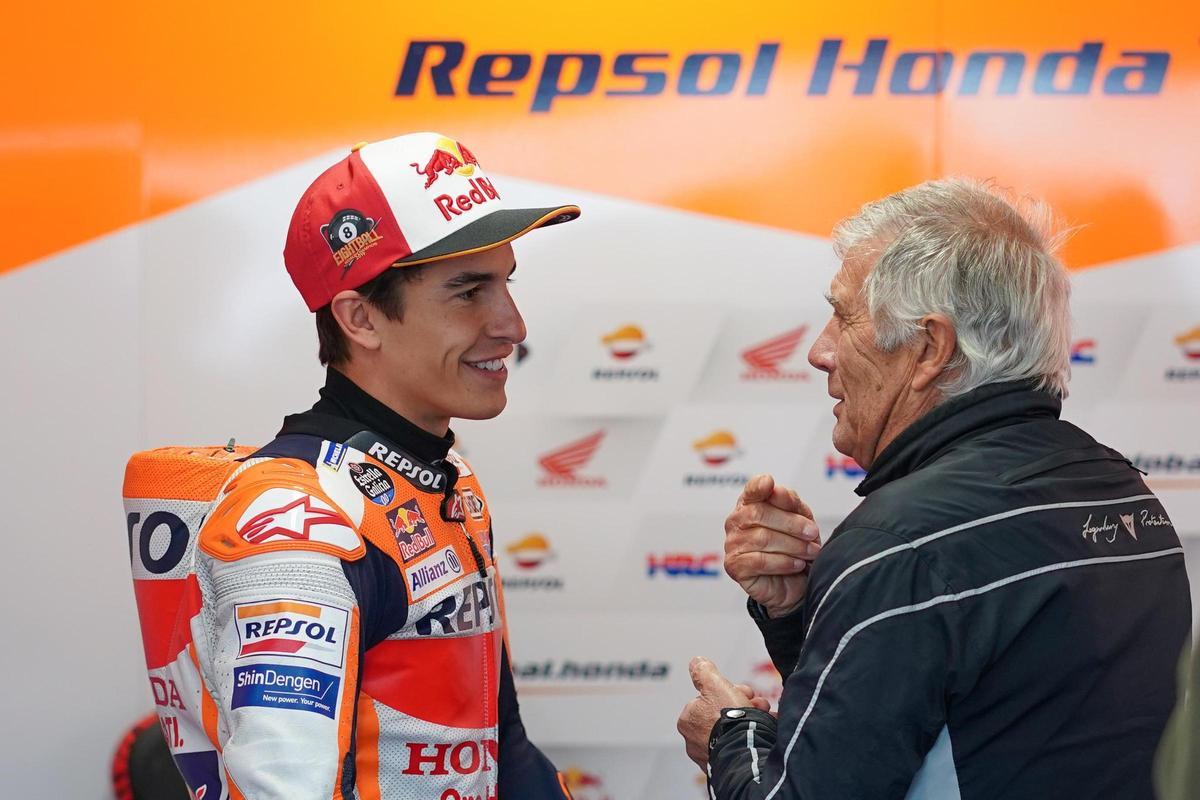 Marc Márquez conversa con el italiano Giacomo Agostini, poseedor de 15 títulos mundiales.