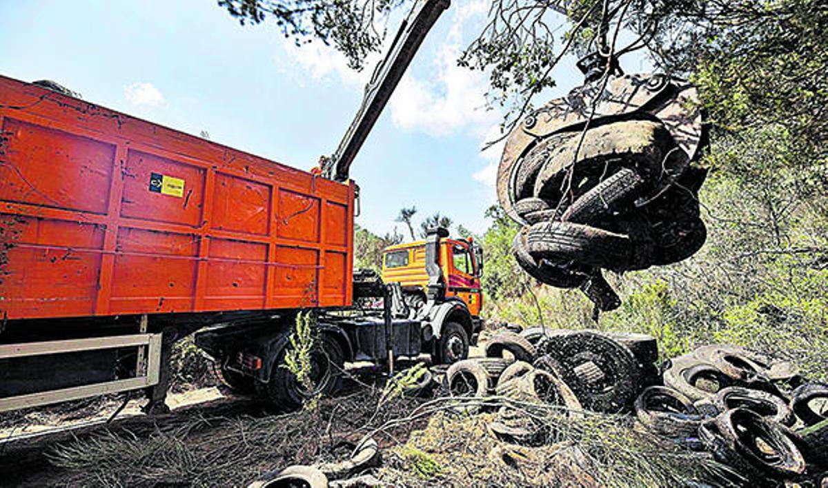 Retiren els pneumàtics abandonats a l'antic circuit de karts de Tossa de Mar