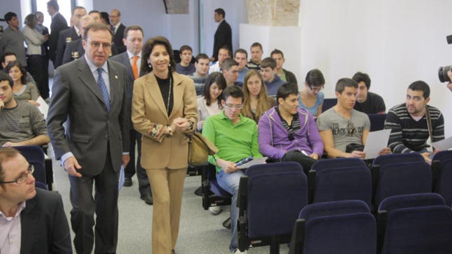 Félix Faura acompaña a la consejera de Economía, Inmaculada García, durante el Telecoforum del pasado abril