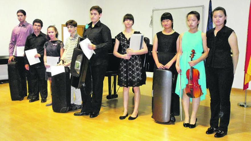 Los participantes en el XV Concurso Internacional de Viola «Villa de Llanes», ayer, en el instituto.