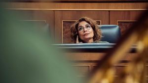 Montero obre la porta a la idea que l’alça del salari mínim tributi en l’IRPF