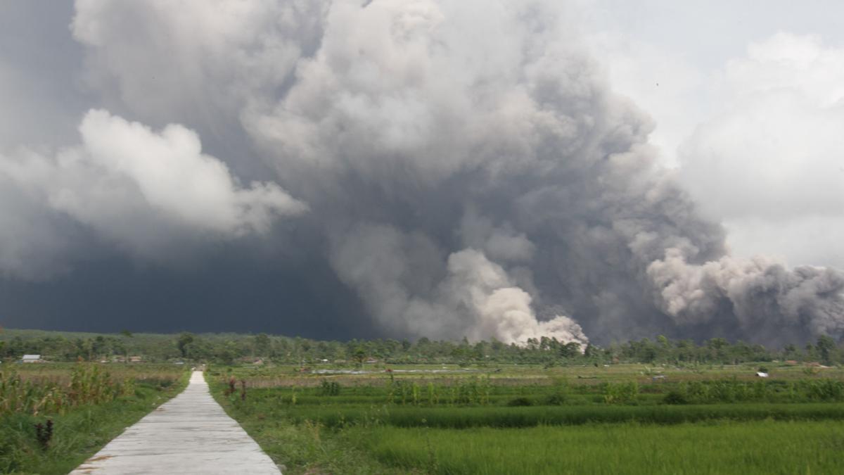 El volcán Semeru, en Indonesia, expulsa una columna de 1,5 kilómetros de gases y ceniza