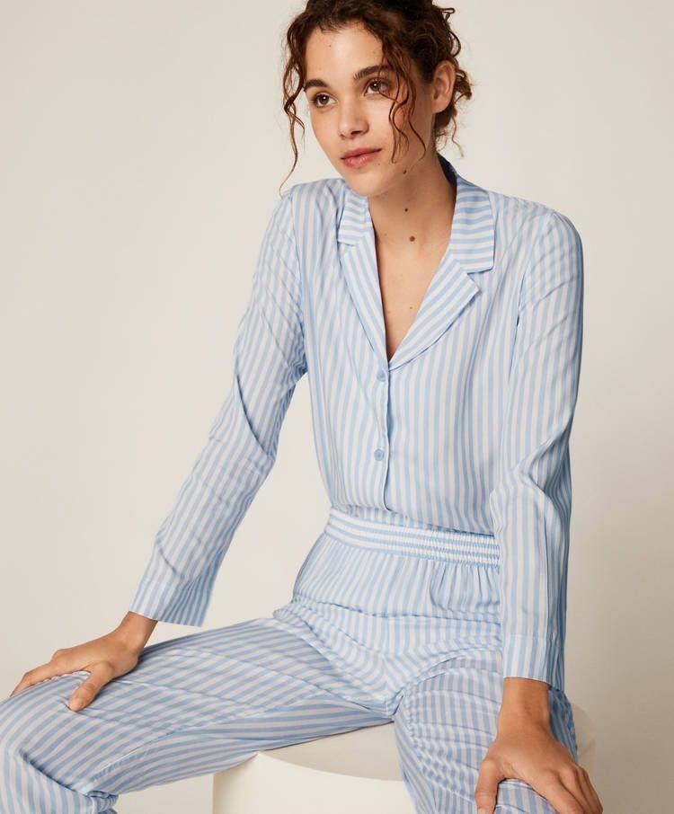 Este pijama de rayas de Oysho con camisa y pantalón es tan bonito que lo  querrás llevar también para hacer la compra - Woman