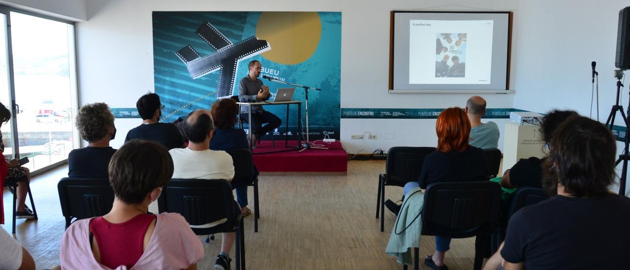 Un momento de la charla sobre carteles de películas con el diseñador Sergio González.