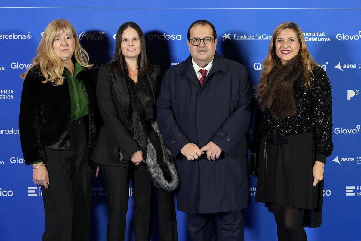 Barcelona 24/11/2025 Català i catalana de l’any 2025 En la foto, de izda a dcha: Nuria Ceriola, secretaria de presidencia de Prensa Ibérica ; Solès Carabassa, vicesecretaria general de Monrural ; Joan Ignasi Elena, diputat en el Parlament ; Chantal Moll Fotografía de Ferran Nadeu