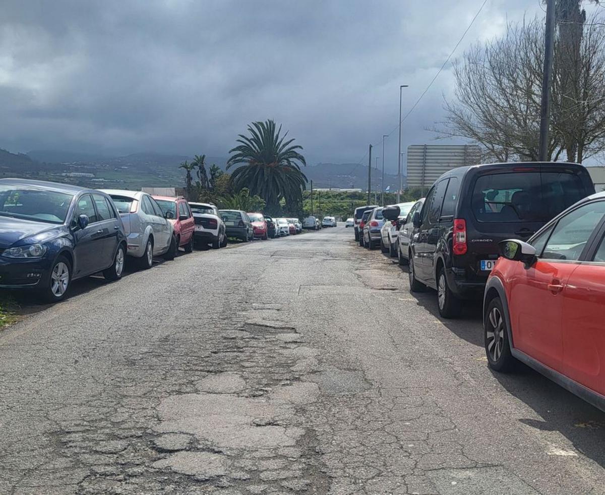 Persisten las quejas por aparcar de forma indebida en San Lázaro | M. P.