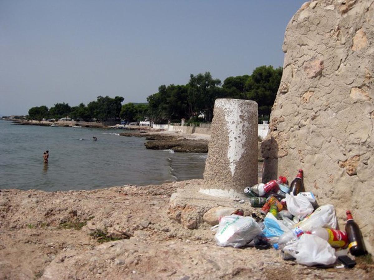 Platja plena d’escombraries a Alcanar.És una pena que l’Ajuntament d’Alcanar segueixi ignorant que està obligat a netejar les seves platges, per respecte a les persones que paguen impostos. Encara que és cert que hi ha gent incívica que, al no trobar una paperera, tira les escombraries on li sembla, és trist trobar-se amb postals tan desagradables com aquesta.