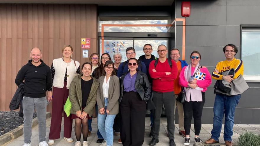 Visita de los socios europeos de Ruralities a Asincar, en Noreña. | LNE