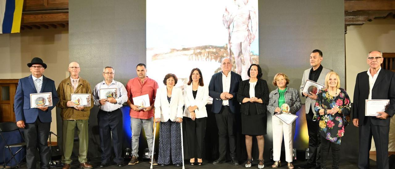 Foto de los premiados, junto a las autoridades locales. | | ANTONIO ALI