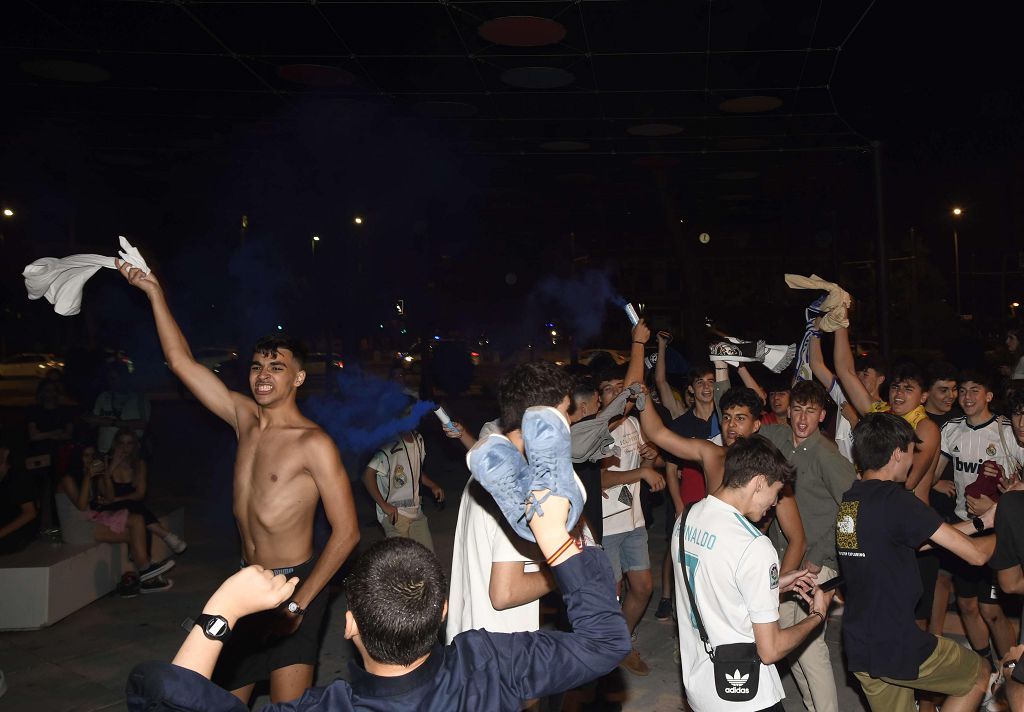 Así celebraron los madridistas la decimocuarta en la Plaza Circular de Murcia