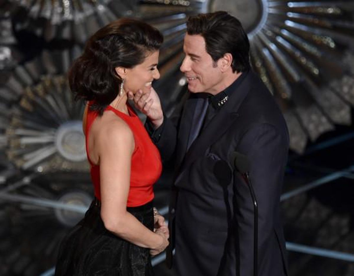 John Travolta toca la cara d’Idina Menzel mentre presentaven l’Oscar a la millor cançó original.