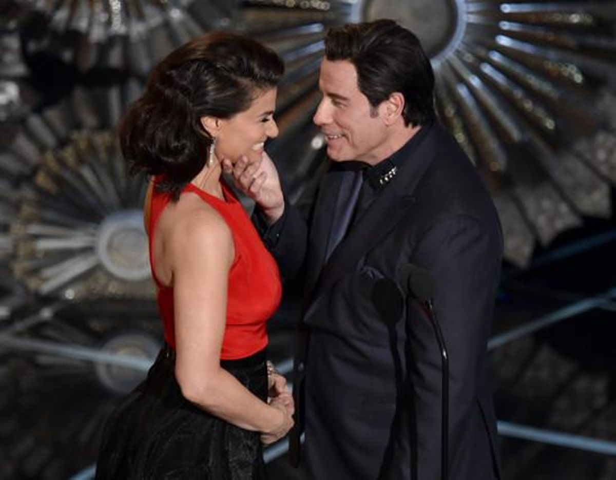 John Travolta toca la cara de Idina Menzel mientras presentaban el Oscar a la mejor canción original.