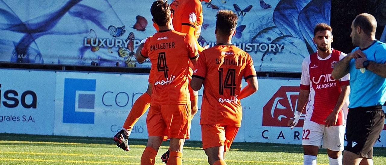 El Atzeneta celebra uno de los goles ante el Benigànim, en el partido del sábado en el Regit. | ATZENETA UE