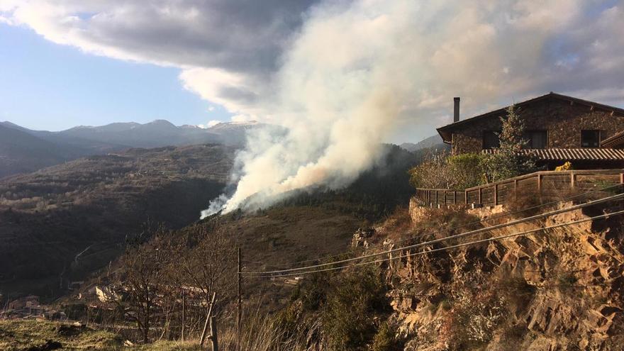 Un dels treballadors forestals fent rompuda d&#039;arbres al mas Sanmartí de Sallent