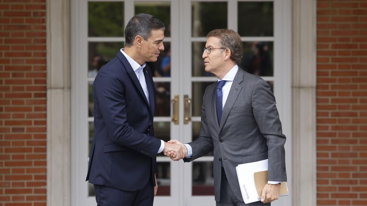 Pedro Sánchez y Alberto Núñez Feijóo, en La Moncloa, en una imagen de archivo.