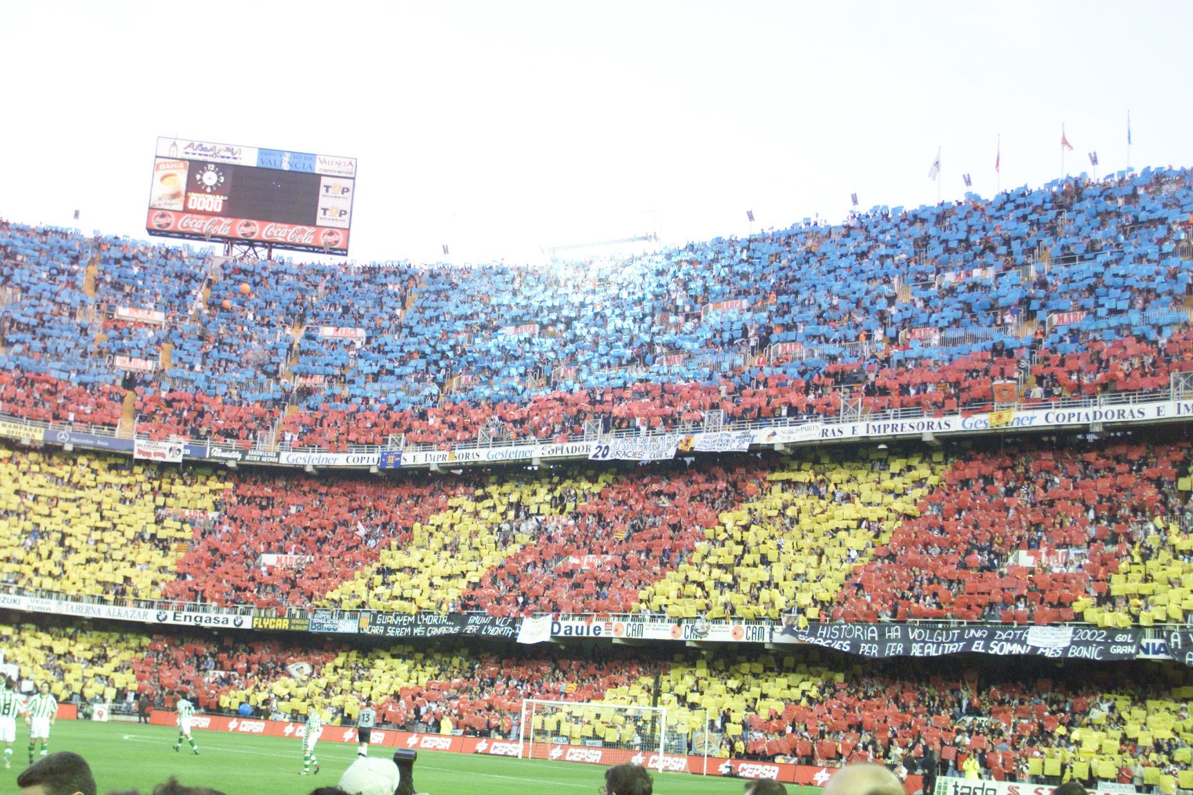 Históricos momentos mágicos de la grada de  Mestalla que pronto volverán