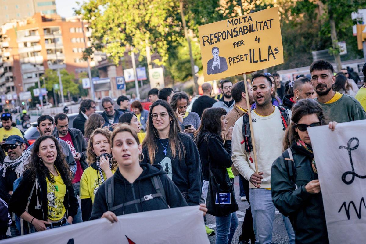 Los profesores cortan la Gran Via a la altura de La Campana, en Barcelona.