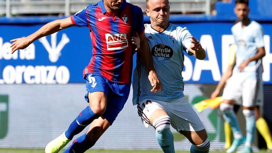 Lobotka intenta frenar una internada de Escalante en el partido de la primera vuelta.