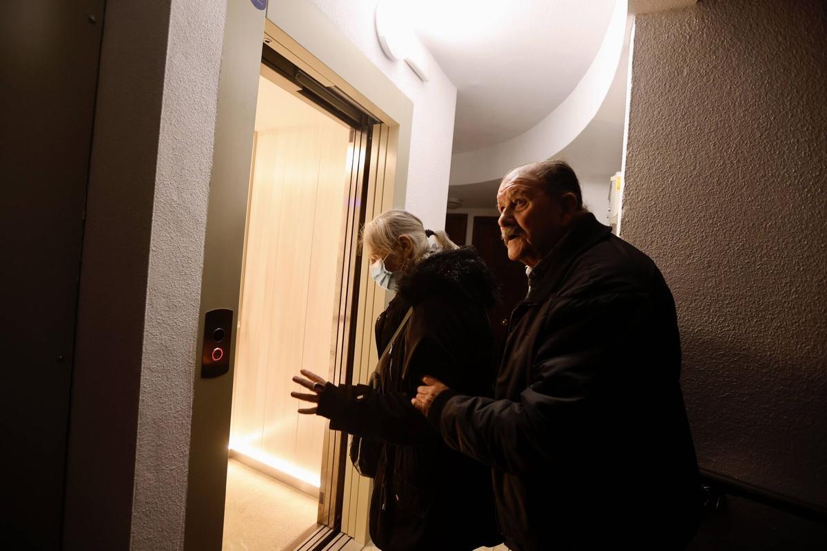 Unos vecinos hacen uso del nuevo ascensor.