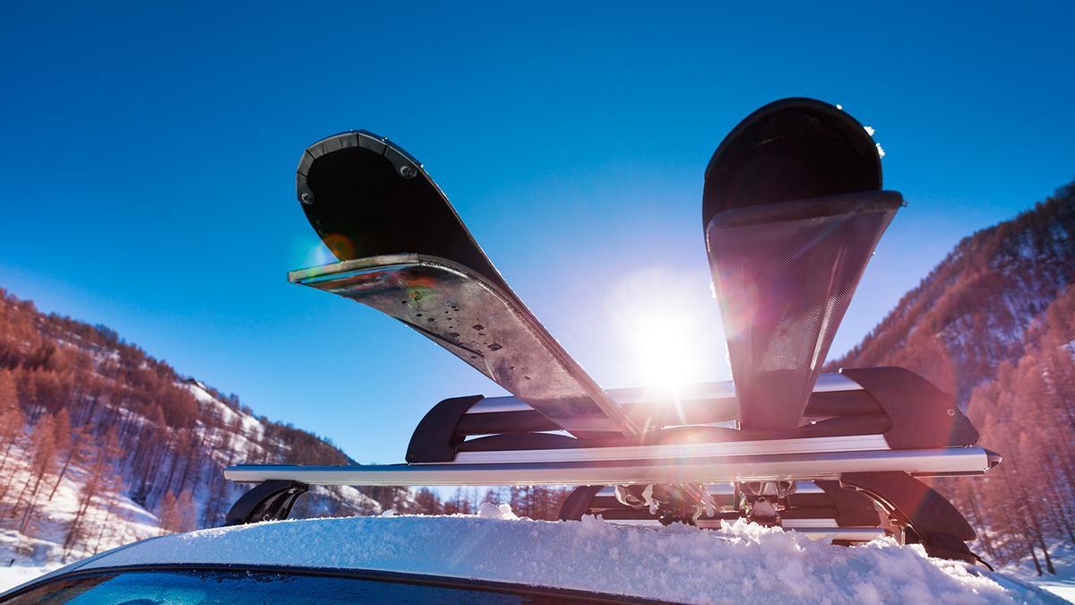 La DGT se pone seria en 2024: la multa por llevar los esquís dentro del coche