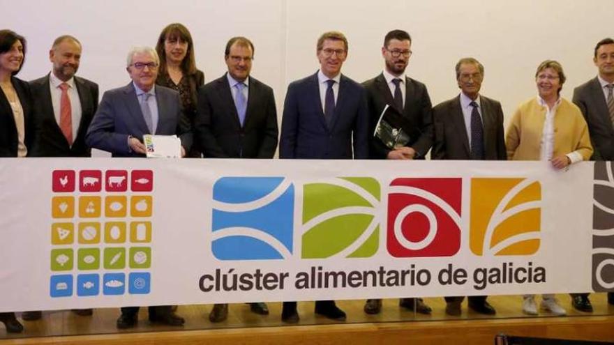 Feijóo, Ángeles Vázquez y Rosa Quintana, ayer, en el foro del Clúster Alimentario de Galicia.