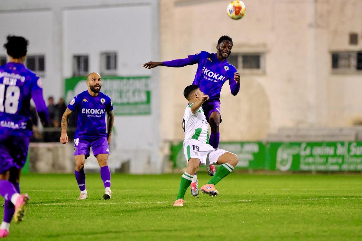 Ben Hamed pugna con el argentino Juárez por un balón dividido en el Sanluqueño-Hércules.