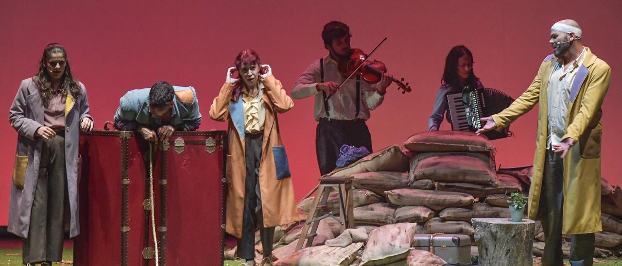 Una escena de ‘Cazopera’ con todo el elenco, ayer, en el teatro Pérez Galdós.