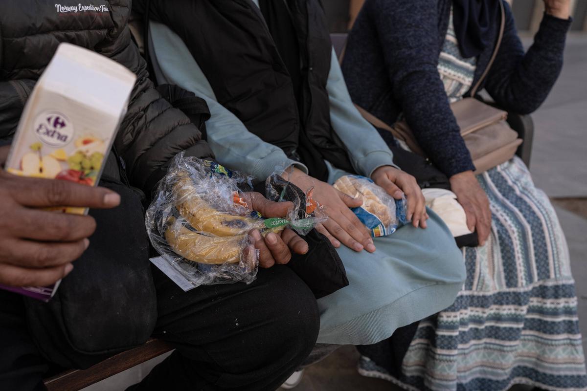 Como no pueden cocinar ni tienen acceso a un comedor social, esta familia sobrevive comiendo pan, latas y fruta en la calle a diario.
