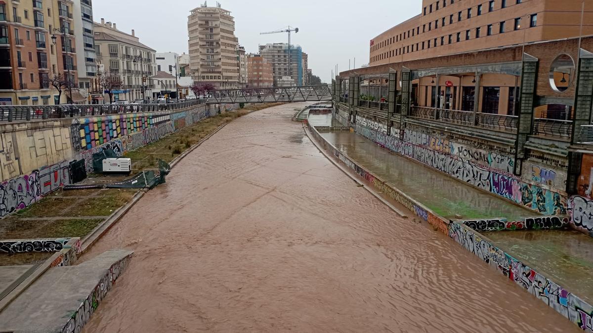 El río Guadalmedina, en la capital, este lunes.