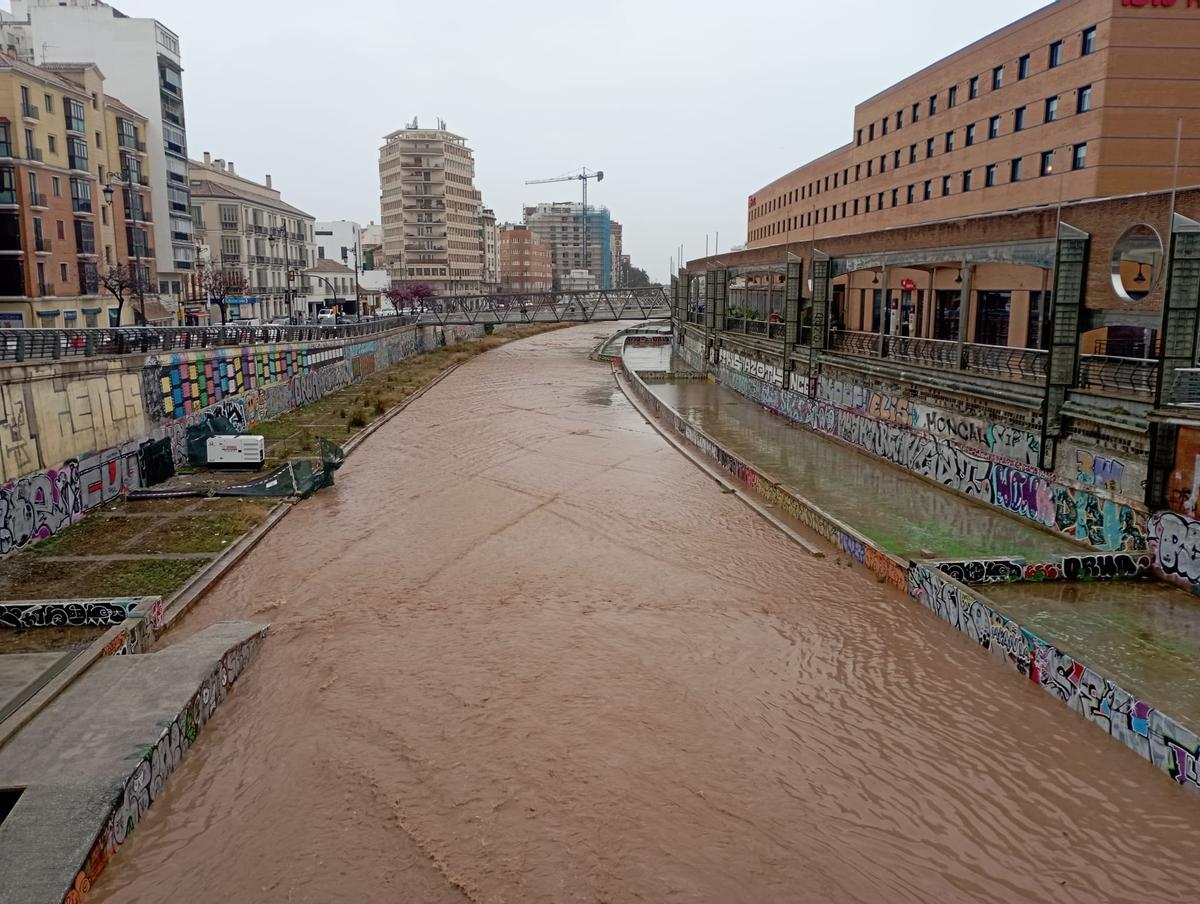 El río Guadalmedina, en la capital este lunes.