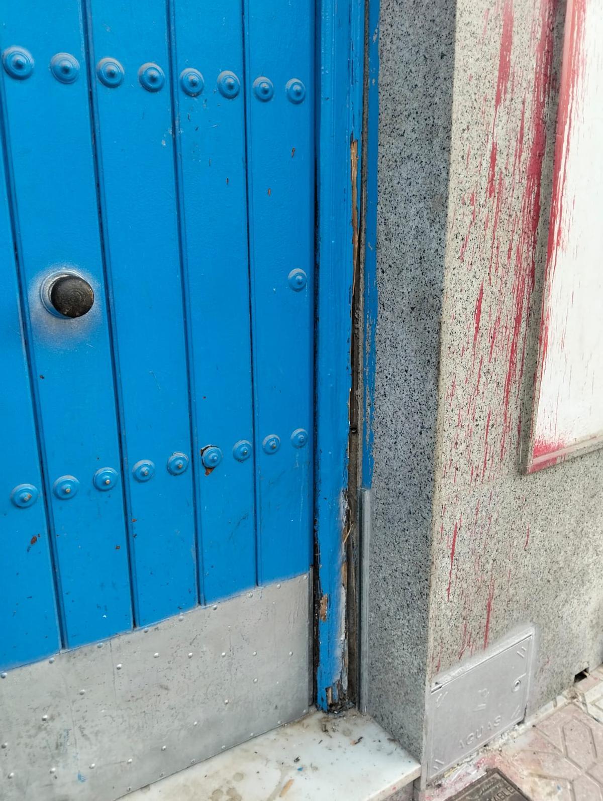 Aspecto exterior de la puerta de la vivienda donde fue rescatado el hombre de 70 años tras varios días en el suelo.