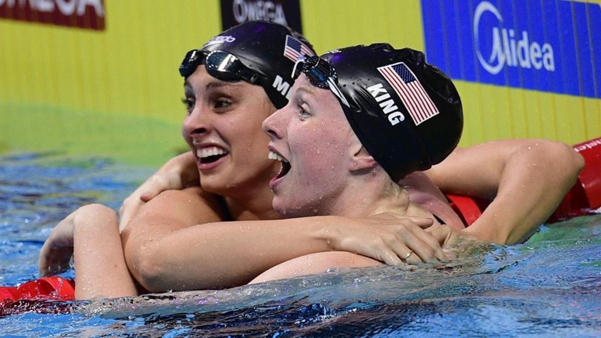 Lilly King y Kaity Meili celebran el doblete y el récord mundial de la primera