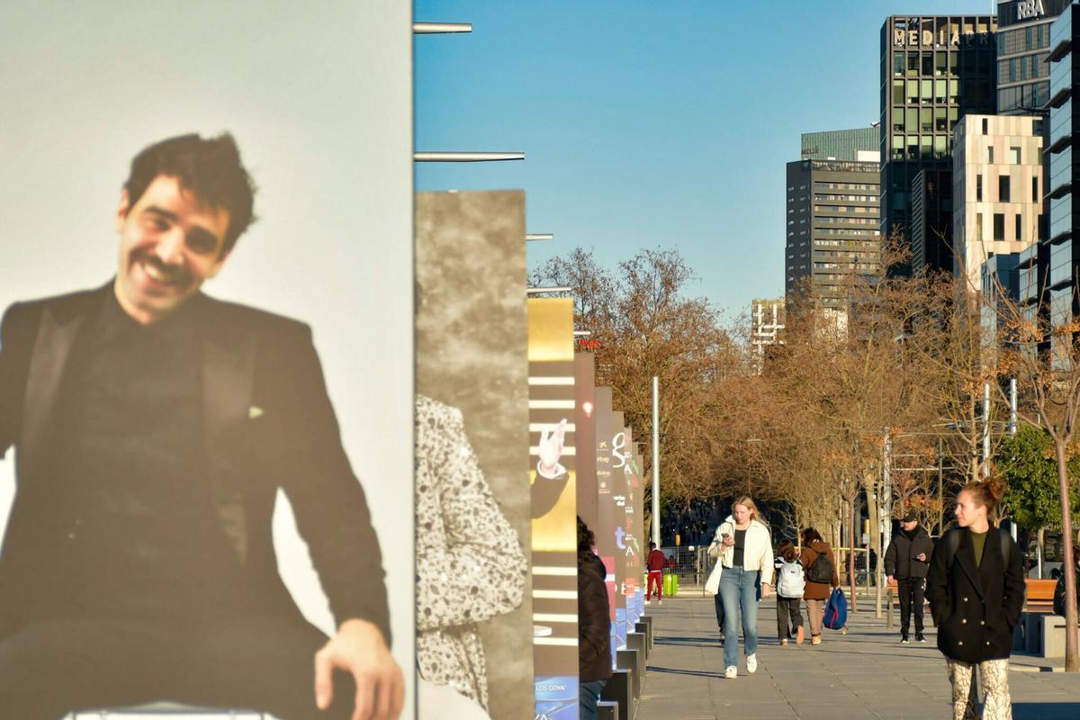 El público barcelonés se detiene ante las fotografías de la Academia para conocer la historia de los catalanes que han ganado un Goya. La muestra fotográfica que estará instalada en Glòries hasta el próximo 1 de marzo. Barcelona, 4 de febrero de 2026.