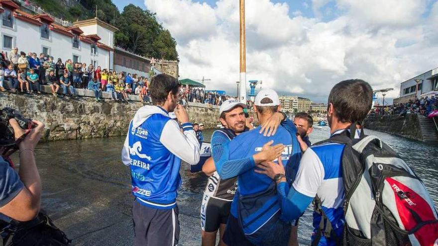 Los remeros de Tirán Pereira celebra su clasificación para La Concha el pasado jueves. // Noticias de Gipuzkoa