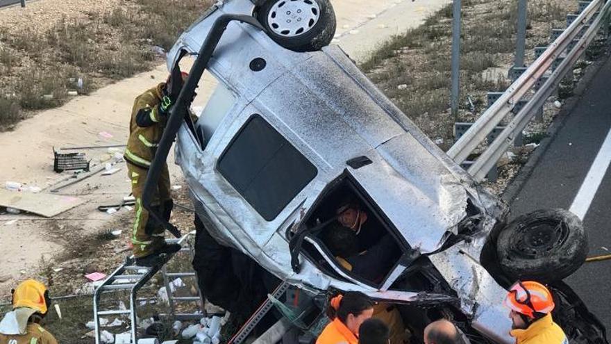 Los bomberos rescatan a una mujer tras un aparatoso accidente de tráfico en Alcoy