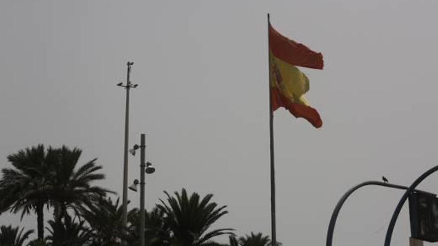 Estado en que se encuentra la bandera de la plaza del Mar, que se cambiará la próxima semana.