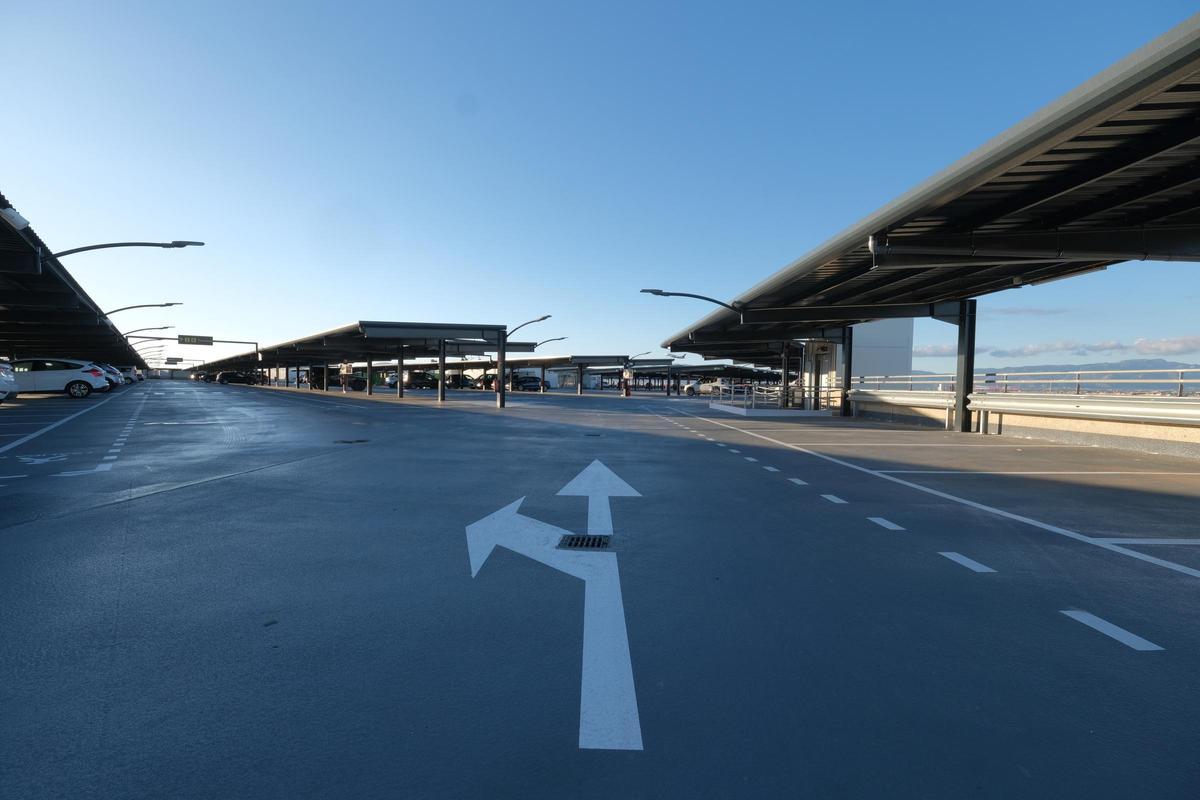 La séptima planta descubierta del aparcamiento, con pérgolas equipadas con placas solares