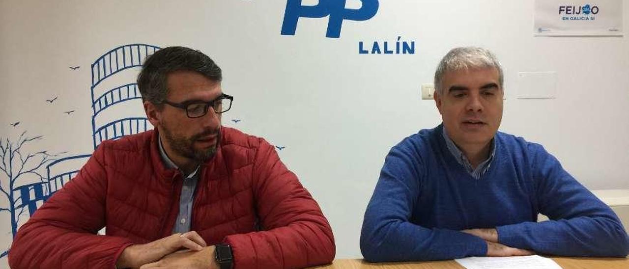 José Antonio Varela y Javier Blanco comparecieron ayer en la sede del PP de Lalín.