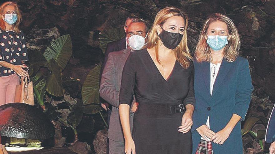 La ministra Reyes Maroto (d), ayer, en los Jameos del Agua, junto a la presidente del Cabildo, Dolores Corujo.