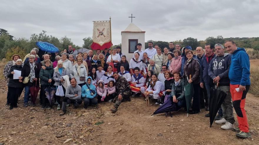 Los vecinos de Ambel asistieron a la inauguración del nuevo pilar votivo. Abajo, luis Mariano Sanjuán y Francisco Sánchez, y los Danzantes de Ambel. | ASOCIACIÓN CULTURAL AMIGOS DE AMBEL