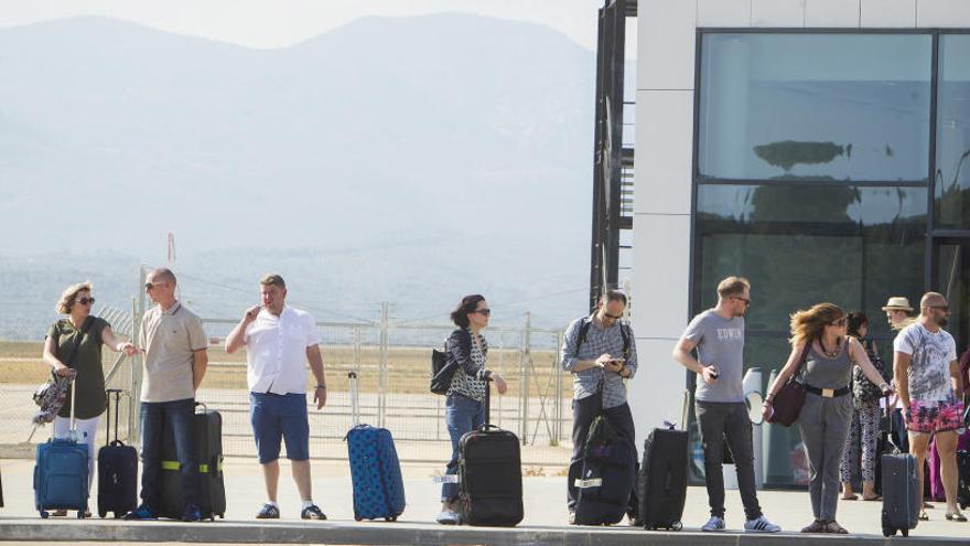 Pasajeros en el aeropuerto de Castelló.