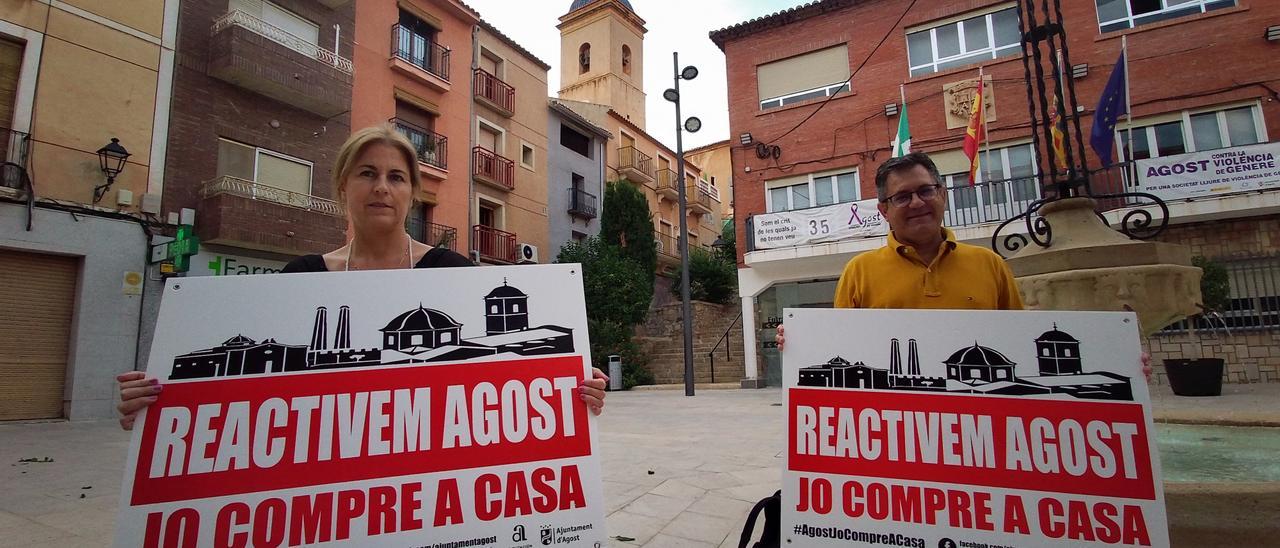 El alcalde y la edil de Desarrollo Local con los carteles de la campaña