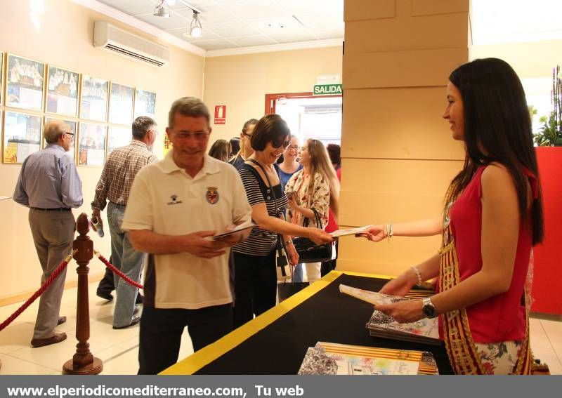 GALERÍA DE FOTOS -- Vila-real reparte el programa de fiestas de Sant Pasqual