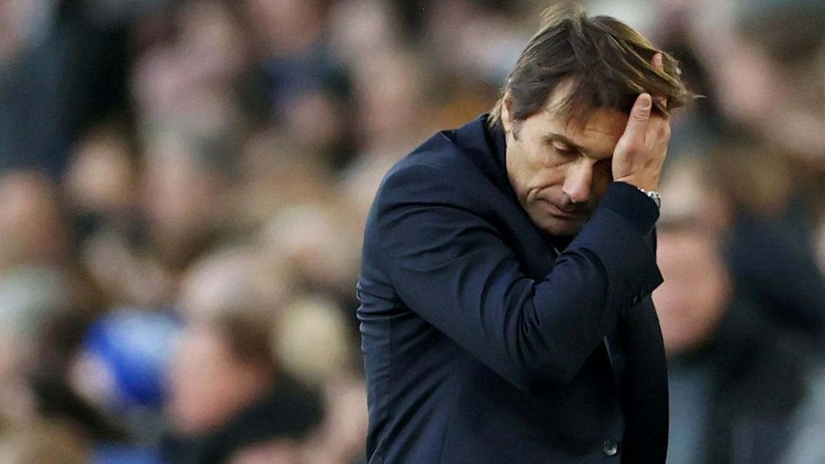 Antonio Conte se lamenta dirigiendo al Tottenham frente al Everton.